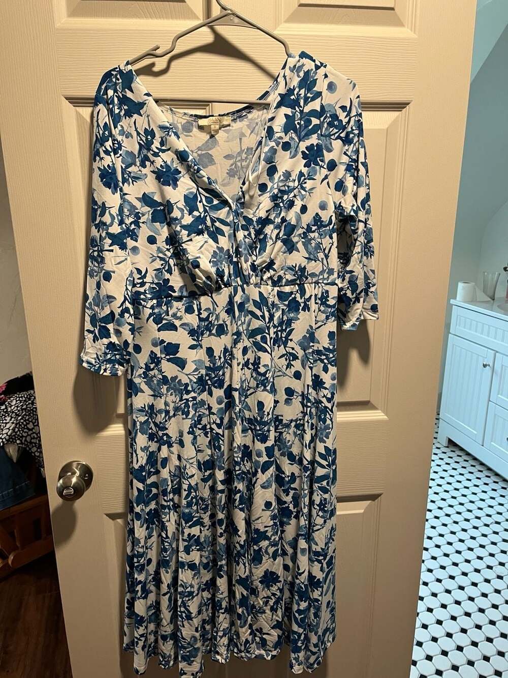 HAANI Woman Blue and White Floral 3/4 Sleeve V-Neck Midi Dress Size 1X